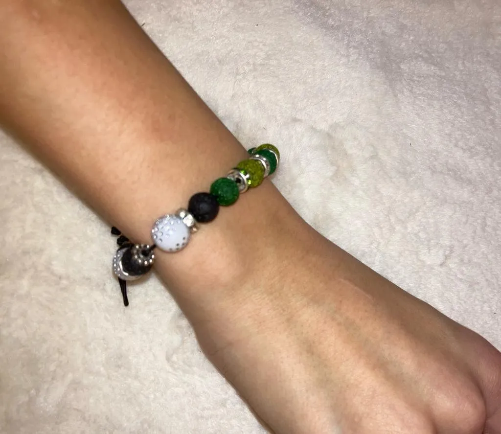 herzoklang, eine Frau, die ein Armband trägt