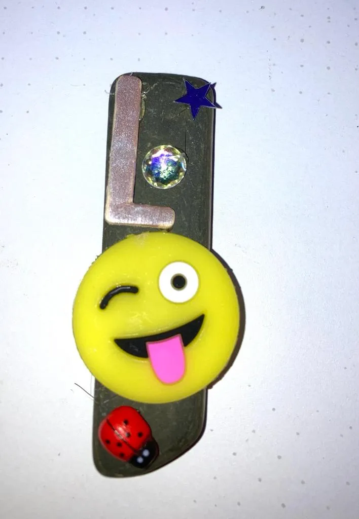 herzoklang, Buchstabe L und ein Marienkäfer, Bild mit einem Emoji bedeckt