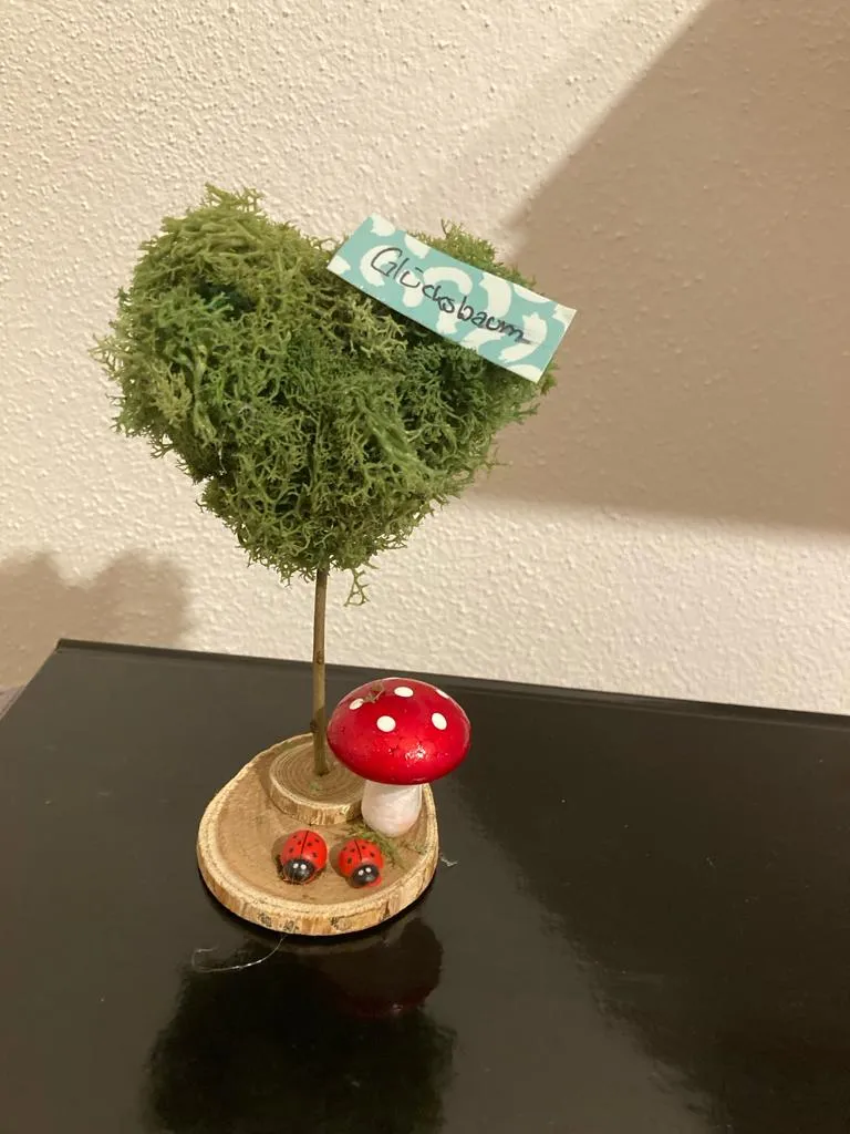 herzoklang, Dekostück eines herzförmigen Baumes, ein Pilz und 2 Marienkäfer unter dem Baum