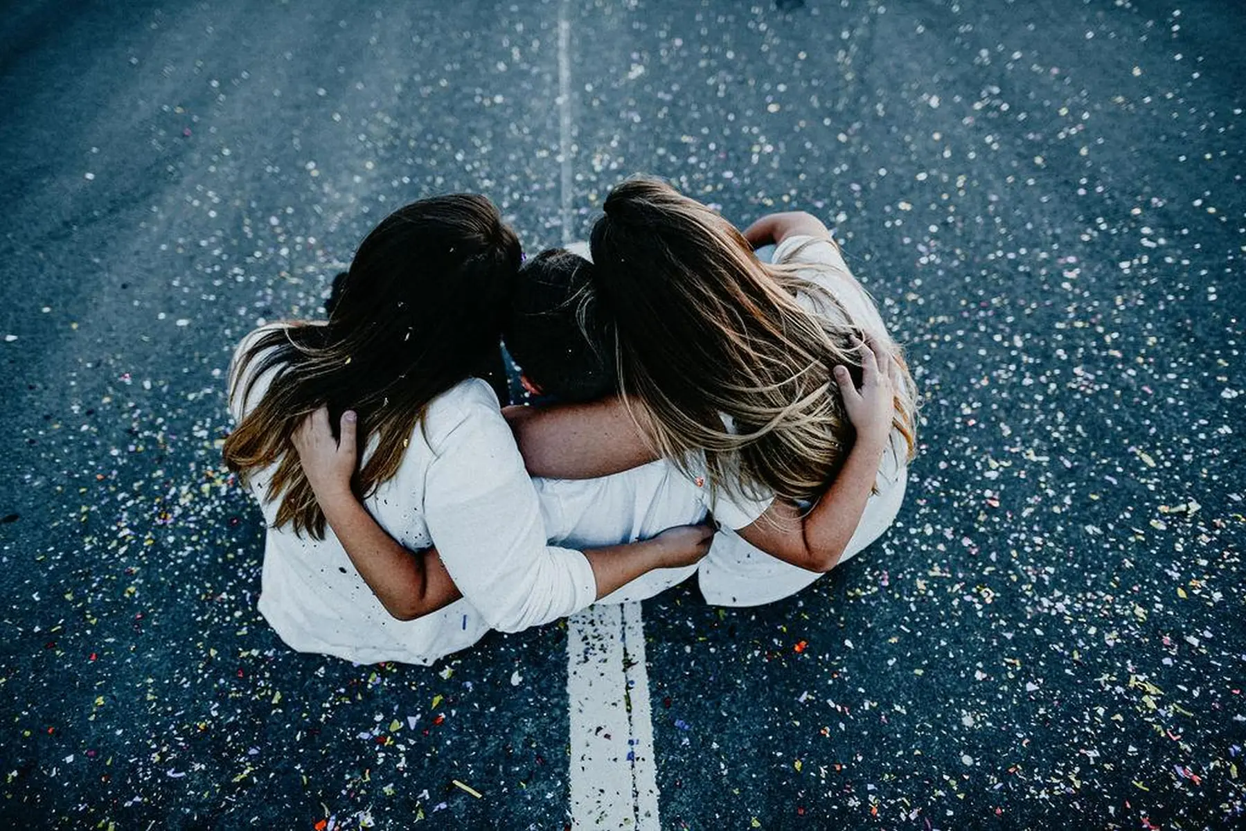 herzoklang, Frauen, die in der Mitte auf einer Straße sitzen